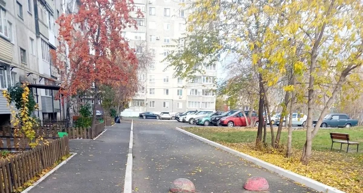 Осенние деревья украсили дворы Кургана, а в городе благоустраивают более 70 дворов