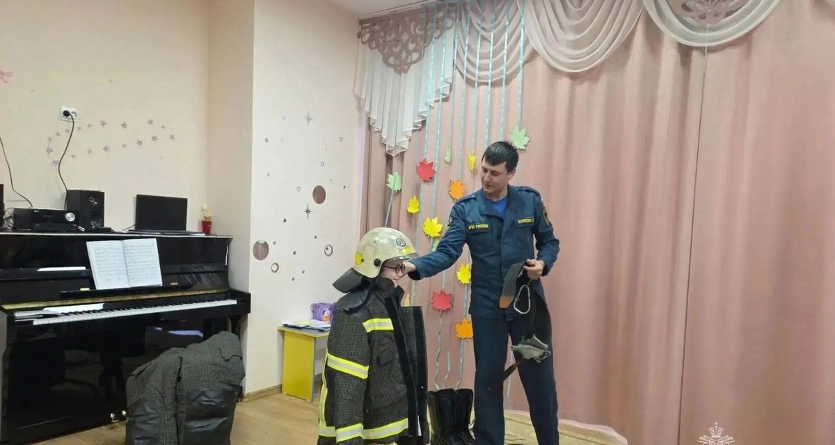 Дети в Кетово примерили боевку и шлем на встрече с пожарным папой