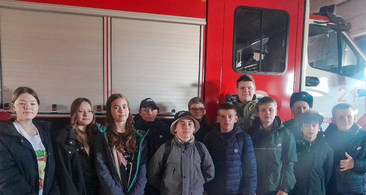 Школьники примерили боевки и посидели в кабине пожарной машины