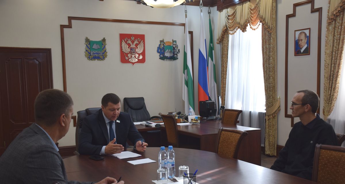 Житель Кургана пожаловался мэру на незасыпанную траншею у дома
