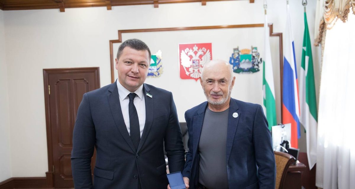 Тренер Михаил Такунцев пропустил вручение звания из-за соревнований, но награду ему передал глава Кургана