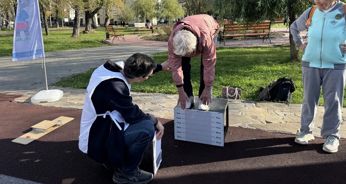В Городском саду Кургана устроили спортивный праздник с ГТО, шахматами и компасом