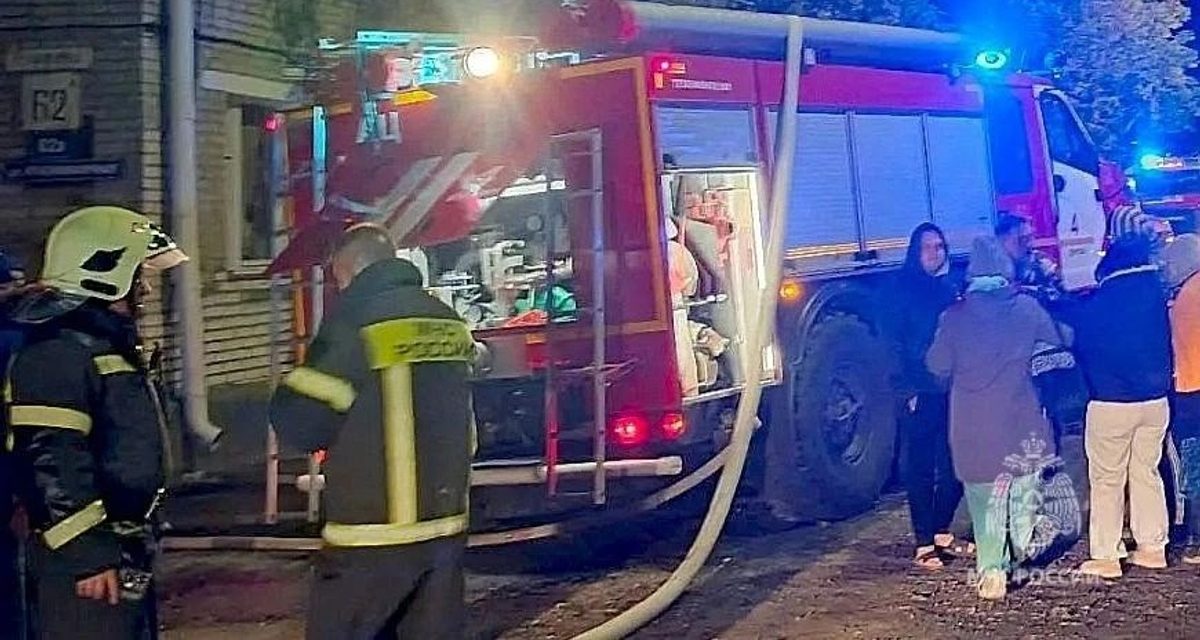 Ночью из горящей пятиэтажки в Кургане спасли 50 жильцов, включая семилетнего ребёнка