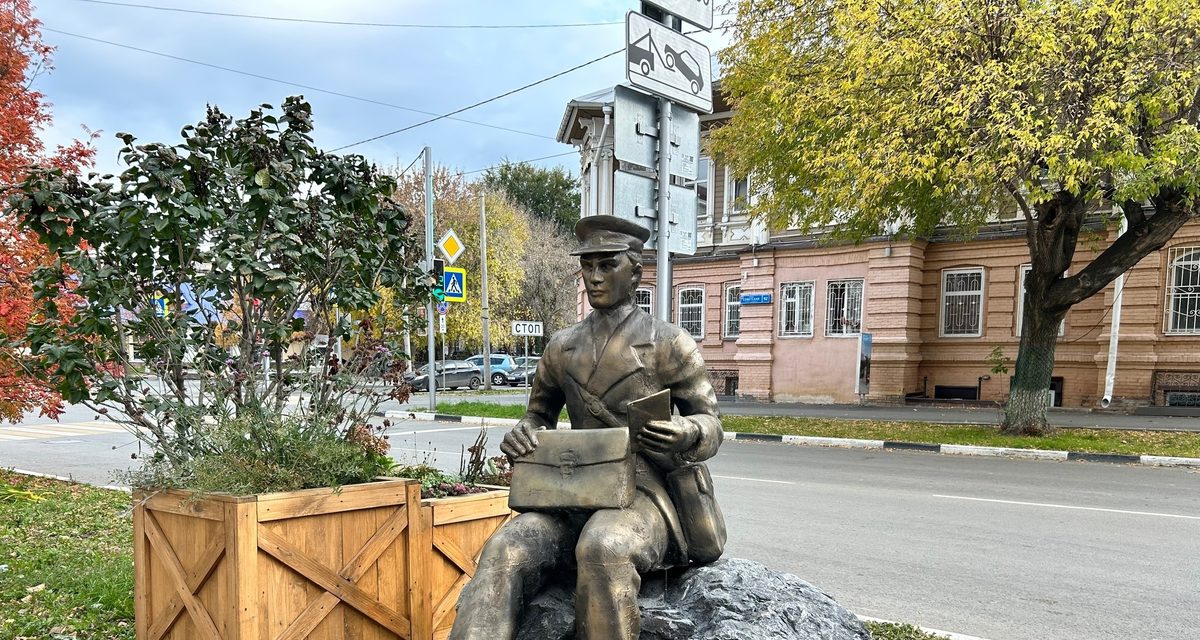 На старинной улице Кургана устанавливают скульптуры детей с обручем и почтальона с письмом